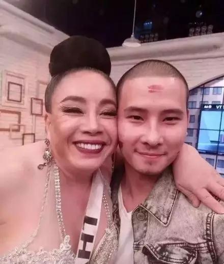 听说你不想努力?教你如何让富婆爱上你第1张